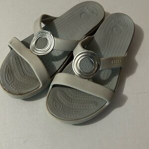 Crocs Sanrah Beveled Circle Size 8 grey silver